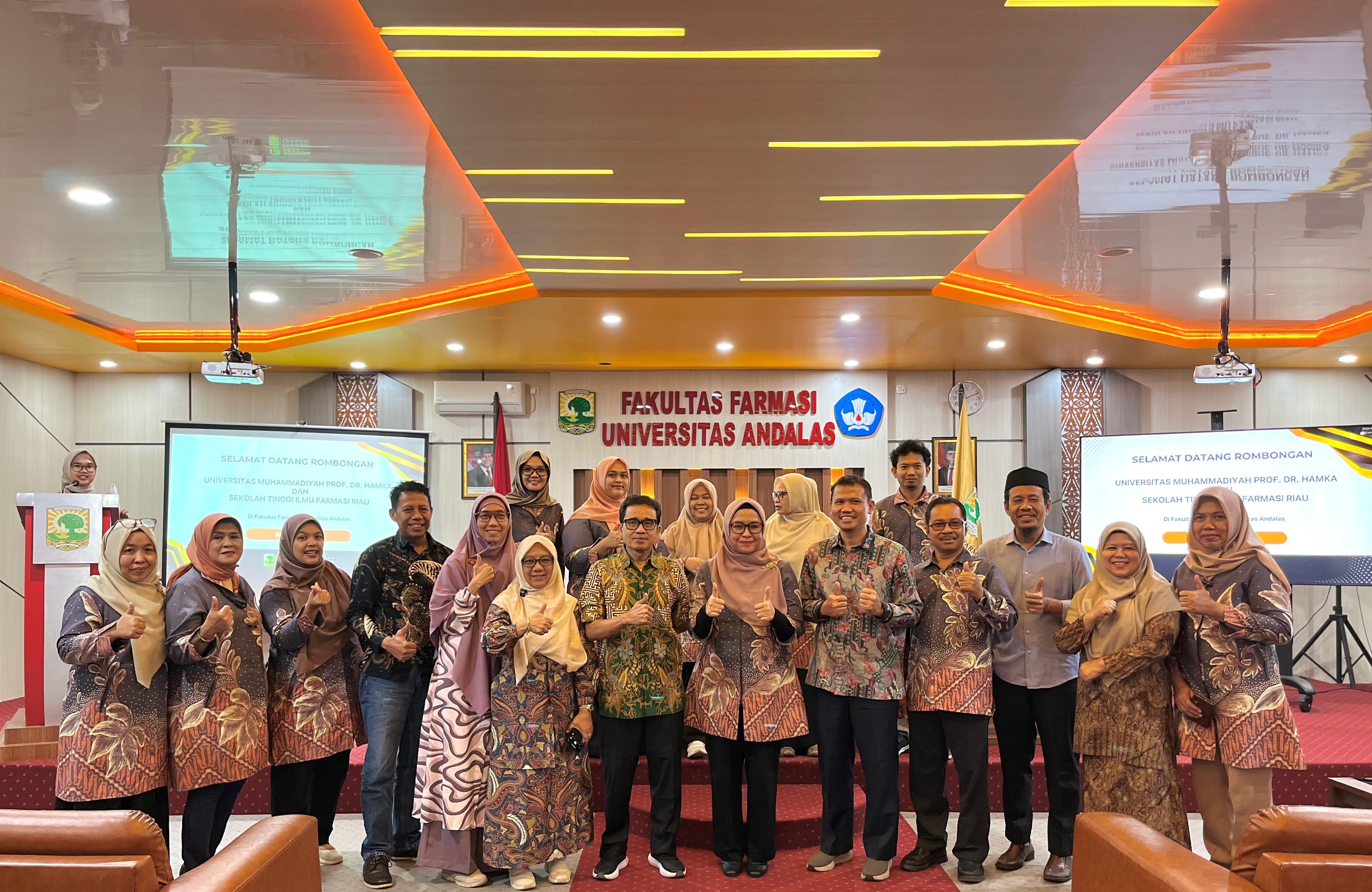 Foto Bersama Farmasi Unand dengan Farmasi Uhamka dan Stifar Riau