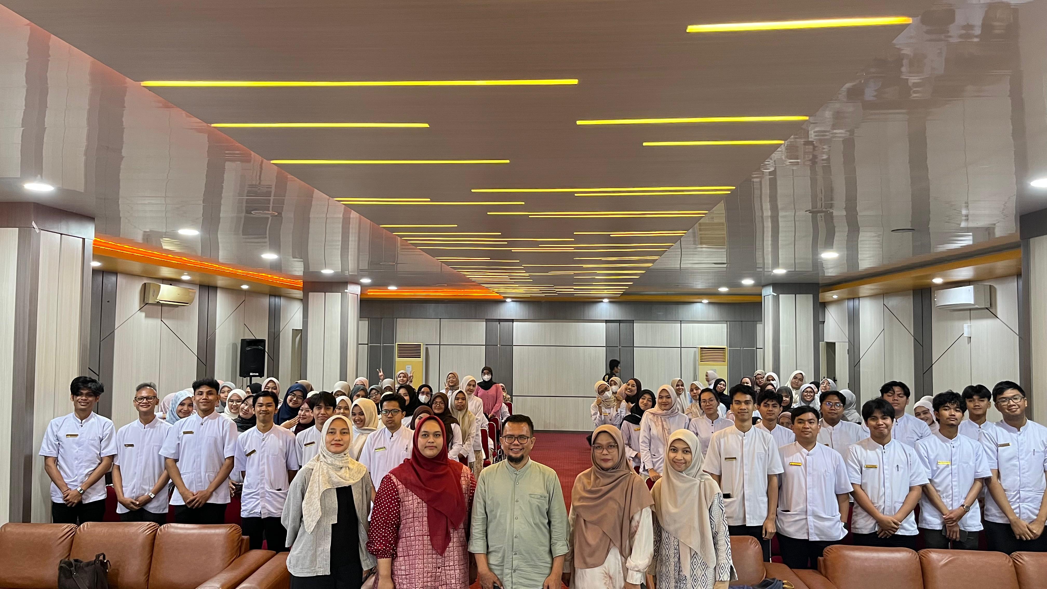 Program Studi Pendidikan Profesi Apoteker Gelar Kuliah Tamu tentang Pengelolaan Bisnis Farmasi di Dalam dan Luar Negeri