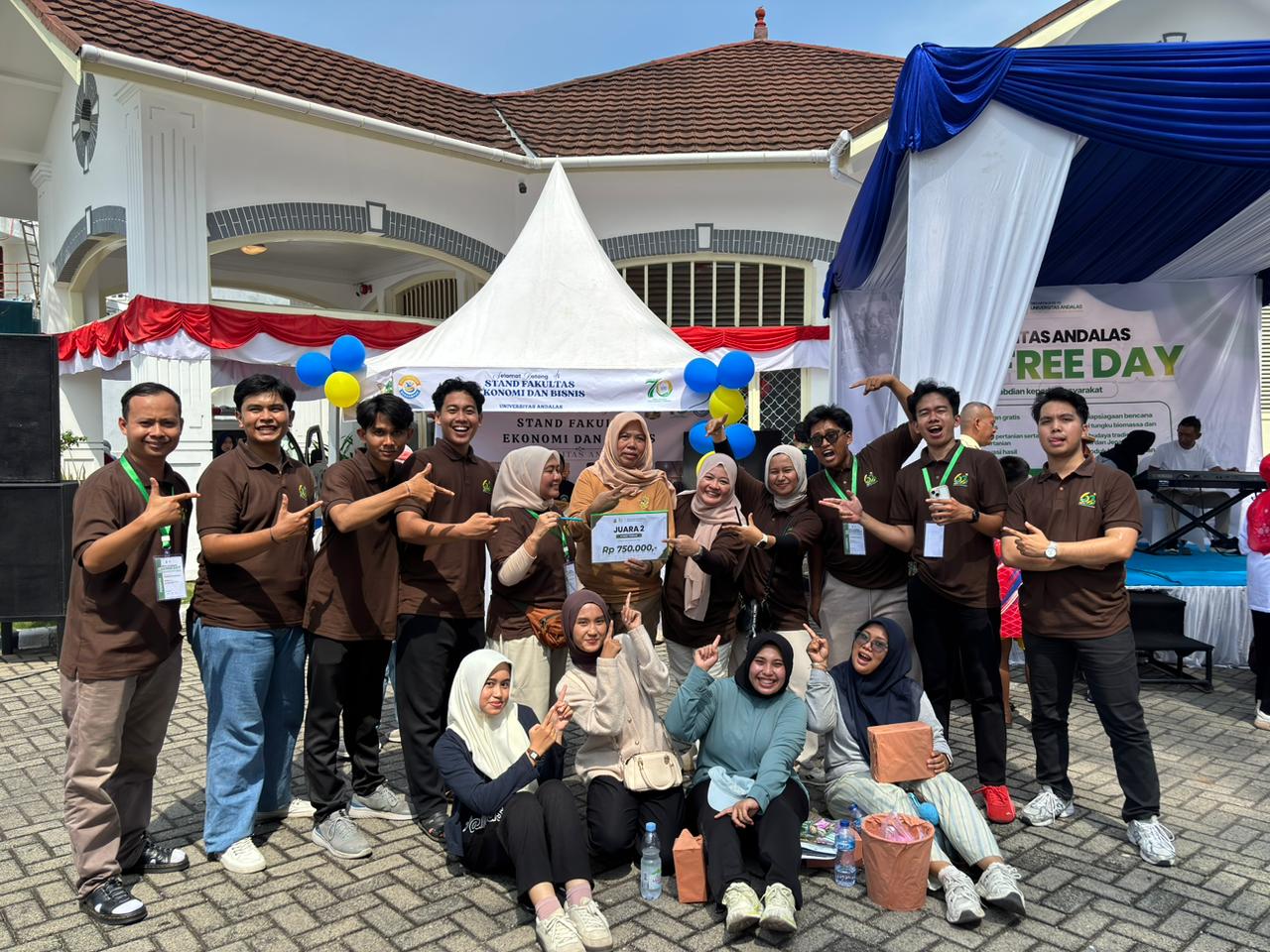 Tim Fakultas Farmasi Unand bersama penghargaan Juara 2 Stand Terbaik dalam rangkaian Dies Natalis ke-70 Universitas Andalas.