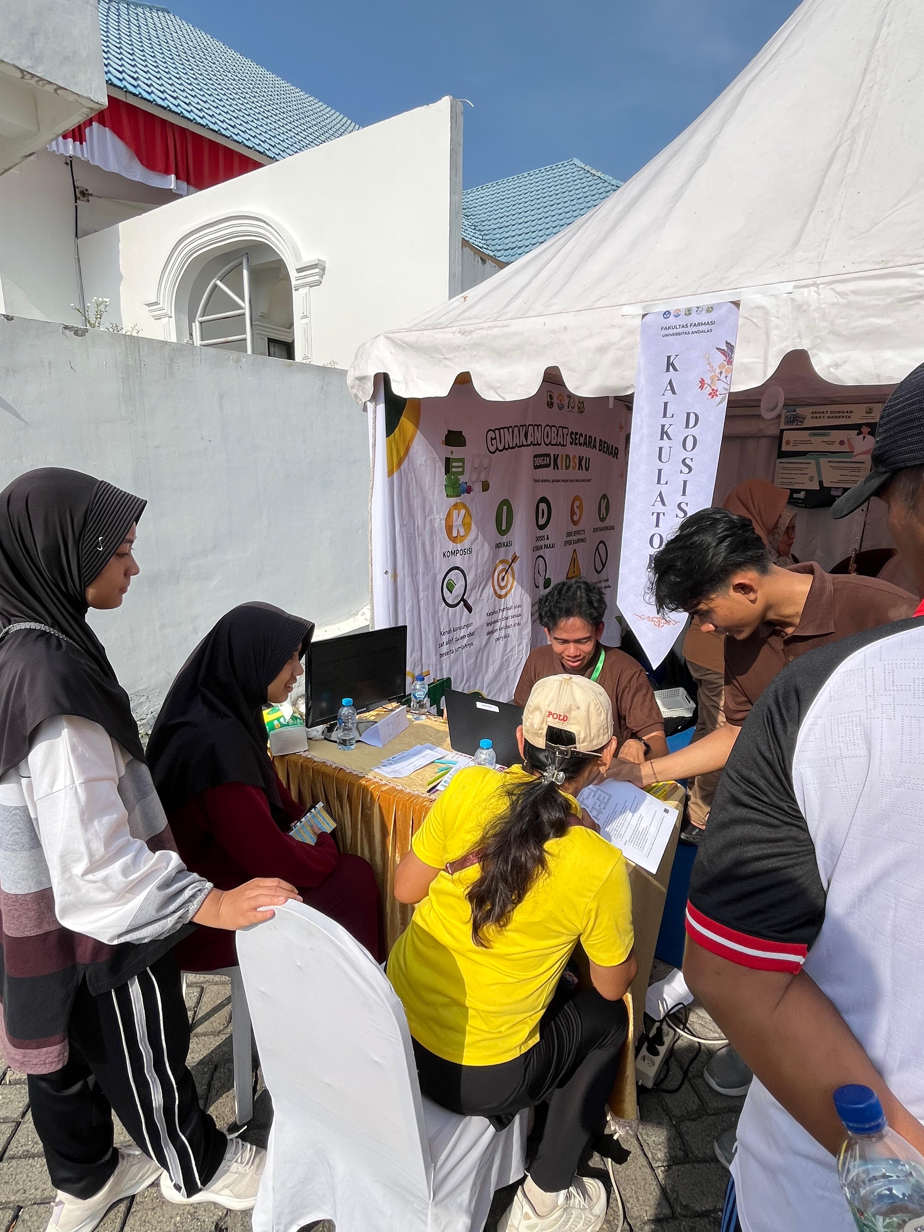 Tim Fakultas Farmasi memberikan edukasi penggunaan obat melalui Kalkulator Dosis dan DAGUSIBU.