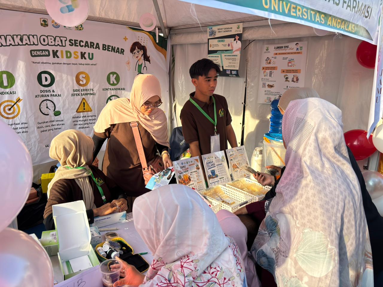 Fakultas Farmasi Unand menghadirkan edukasi “Sehat dengan Jamu” dengan memperkenalkan temulawak, kunyit asam, dan telang kepada masyarakat.